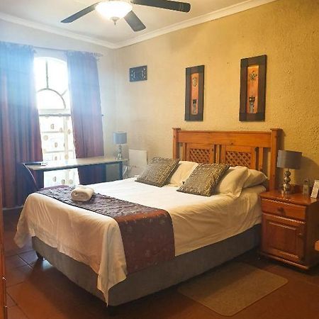 Just Tiffany Guest House & Conference Facility 波切夫斯特鲁姆 外观 照片