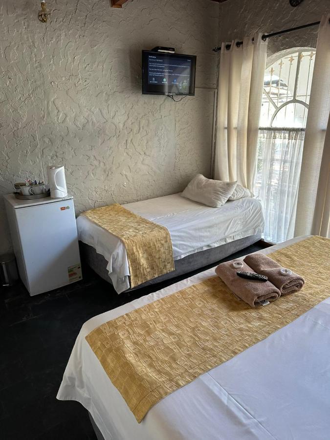 Just Tiffany Guest House & Conference Facility 波切夫斯特鲁姆 外观 照片