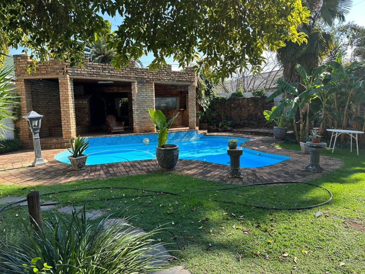 Just Tiffany Guest House & Conference Facility 波切夫斯特鲁姆 外观 照片